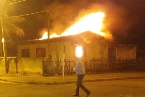 Idoso sofre queimaduras  durante incndio de casa