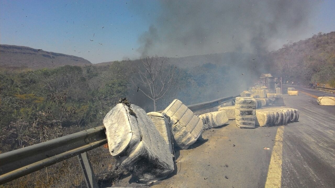 Scania tomba e pega fogo 070 em Cceres