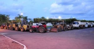 Prefeito expe maquinrios em frente  Cmara Municipal para forar aprovao de Projeto de Lei