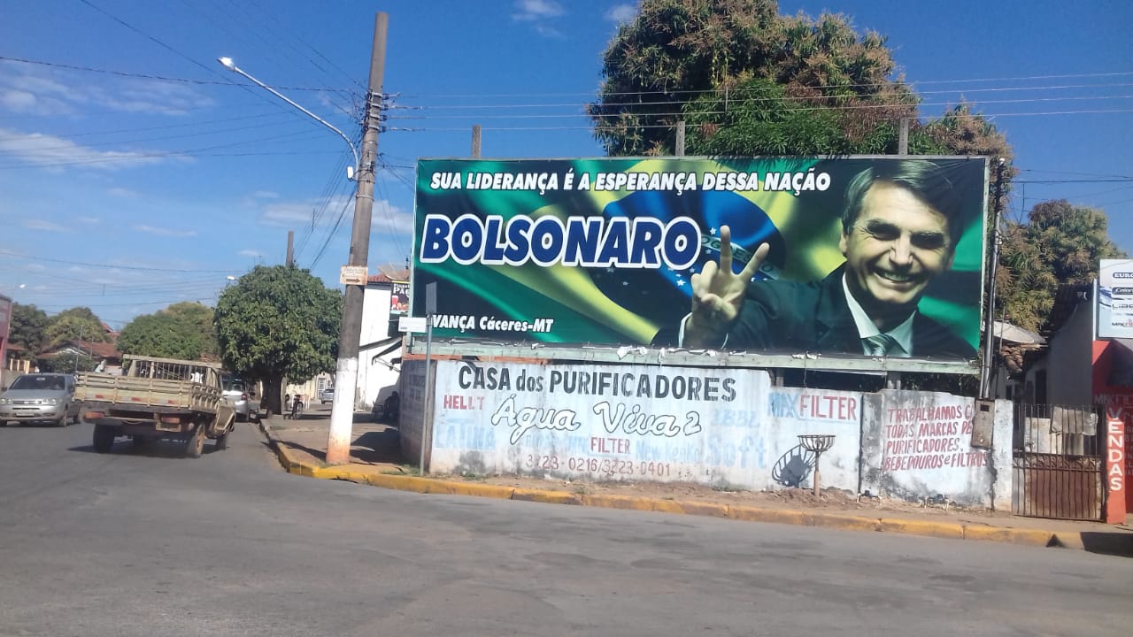 Justia determina retirada de outdoors apoiando Bolsonaro
