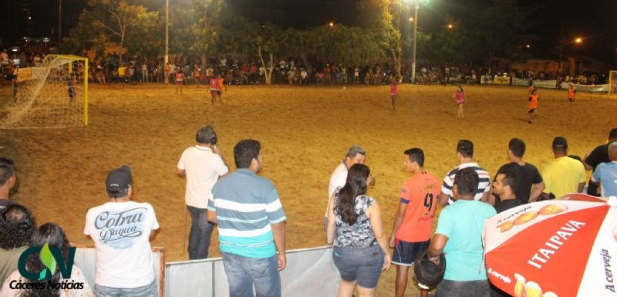 Campeonato de futebol de areia  abre sua 10 edio em Cceres