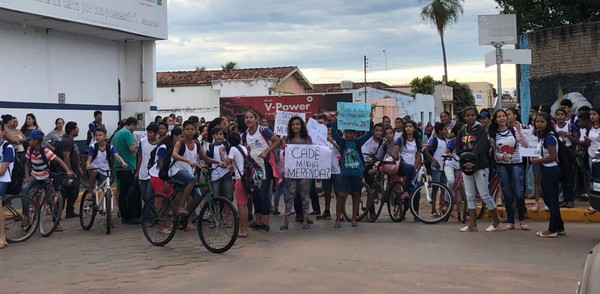 Falta de merenda gera protesto de pais na Escola Prof. Natalino   G1-MT com Redao   Por falta de m
