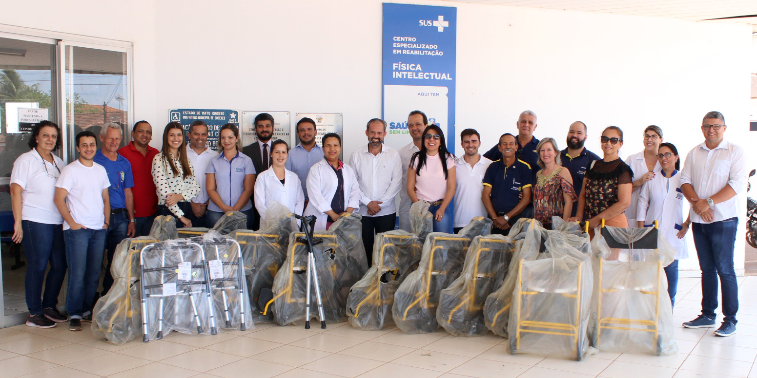 Rotary Club de Cceres entrega kits  ortopdicos  Centro de Reabilitao