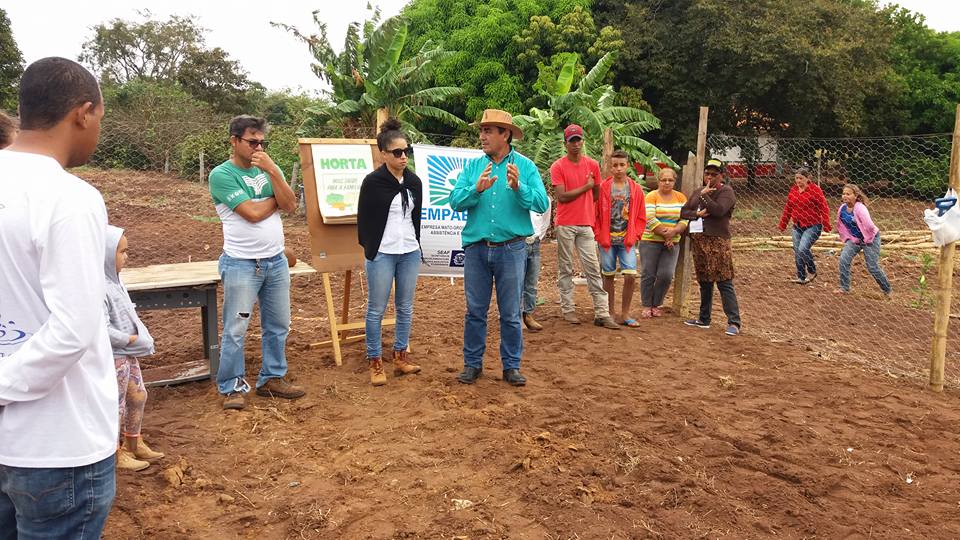 Escola Municipal Zumbi dos Palmares recebe orientao tcnica sobre cultivo hortalias