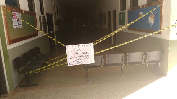 Acadmicos interditam blocos  durante o protesto na Unemat