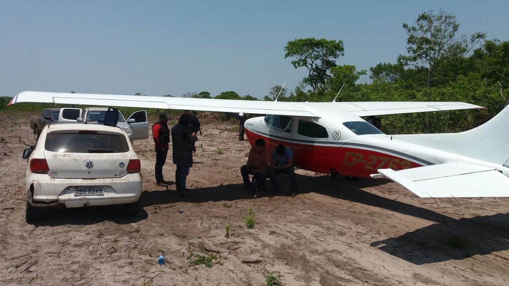 Fora Ttica prende bolivianos com 420 kg de cocana em avio