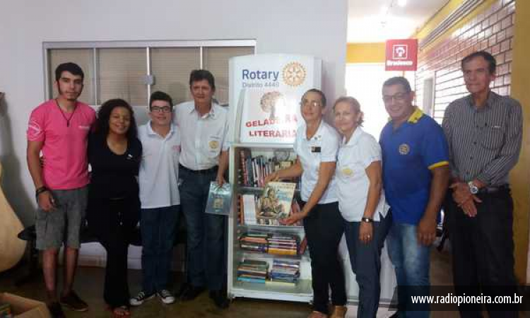 Rotary instala geladeira  literria em prefeitura