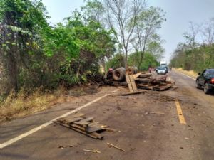 Caminho tomba na rodovia que liga   Mirassol a Curvelndia e deixa 2 feridos