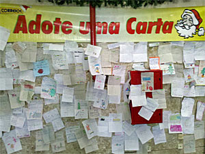 Mais de setecentas cartinhas esperam por  sua  solidariedade na agncia dos Correios em Cceres