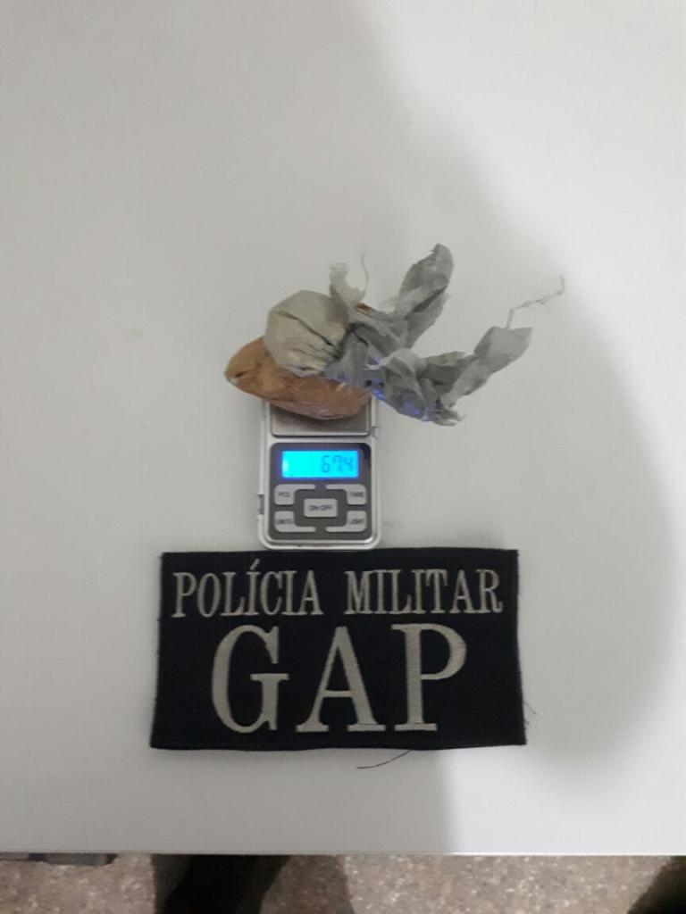 Polcia Militar prende dois acusados de vender droga prximo de escola pblica em Cceres