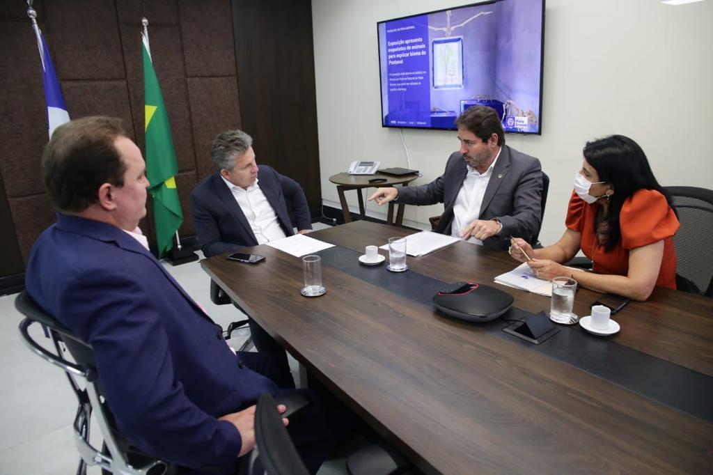 Prefeita Eliene  recebida pelo governador Mauro Mendes no palcio Paiagus