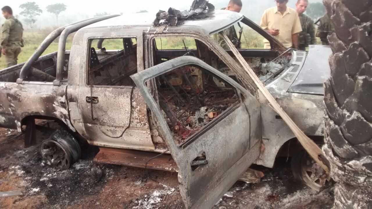 Jagunos atacam seguranas de fazenda e queimam camioneta