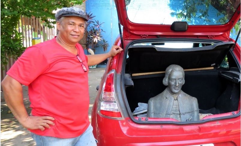Artista plstico encontra busto de fundador furtado na praa