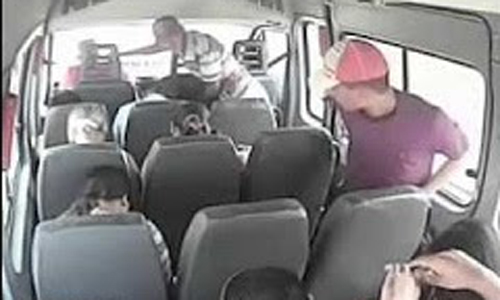 Van  assaltada e passageiros passam momentos de pnico durante viagem