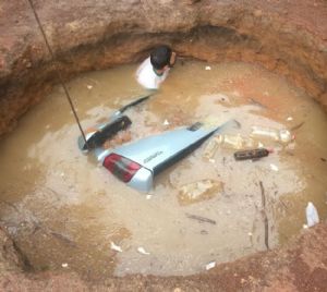 BURACO NEGRO:  Caminhonete  engolida por  buraco na regio de Cceres