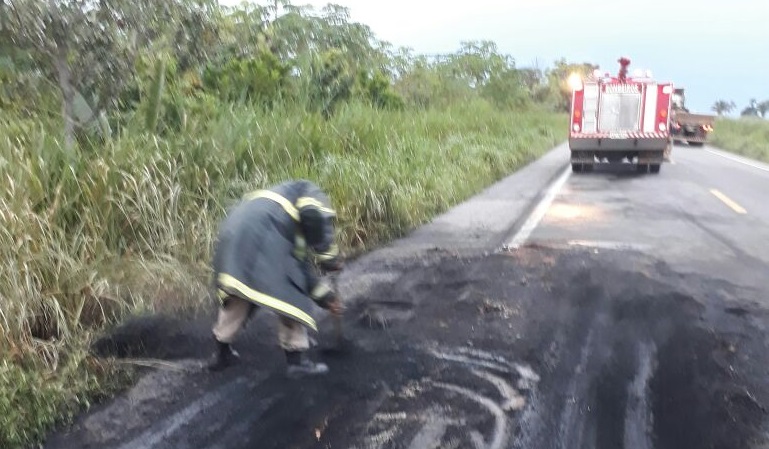 Gaiola de gado pega fogo  na rodovia do Caramujo