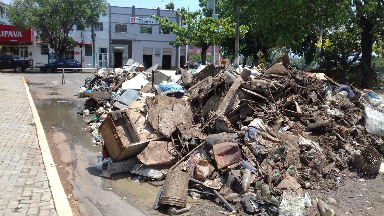 Mutiro retira 3 mil kg de lixo do Rio Paraguai
