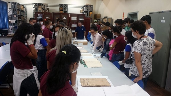 Estudantes de Cceres visitam Arquivo Pblico de Mato Grosso