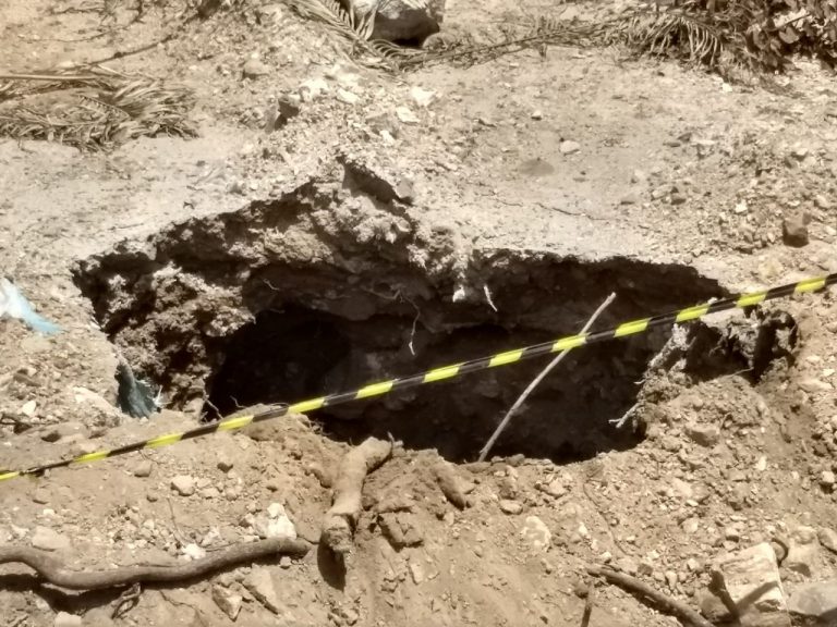 Bombeiros resgatam vitima  de escavao no Caldeiro