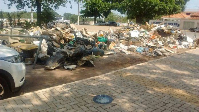 Lixo depositado na Praa  foi  destaque no Jornal Nacional