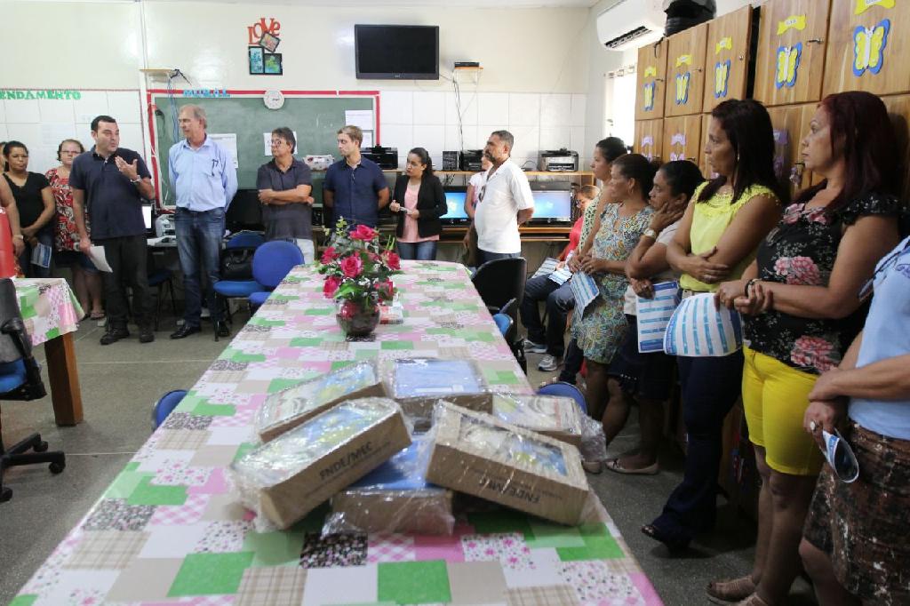 Escolas de Porto Esperidio  recebem 600 kits escolares