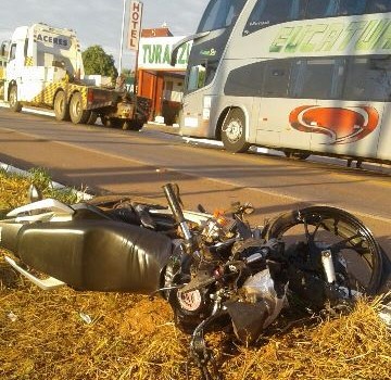 Motociclista ultrapassa carreta  e morre ao colidir contra nibus